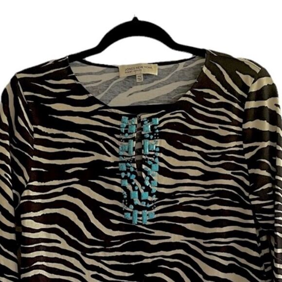 JONES NEW YORK Zebra Print Blouse Top Embellished Turquoise Stones Black Tan MP - Picture 5 of 7